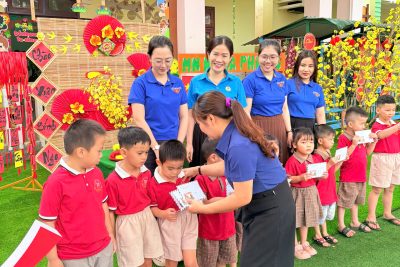 CHI ĐOÀN PHỐI HỢP CÙNG NHÀ TRƯỜNG TỔ CHỨC CHƯƠNG TRÌNH “TẾT ẤM CHO EM” TRAO QUÀ HỖ TRỢ CHO TRẺ EM CÓ HOÀN CẢNH KHÓ KHĂN